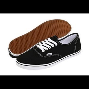 Low rise black/White vans